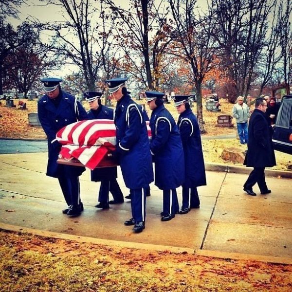 Military-funeral-pallbearers